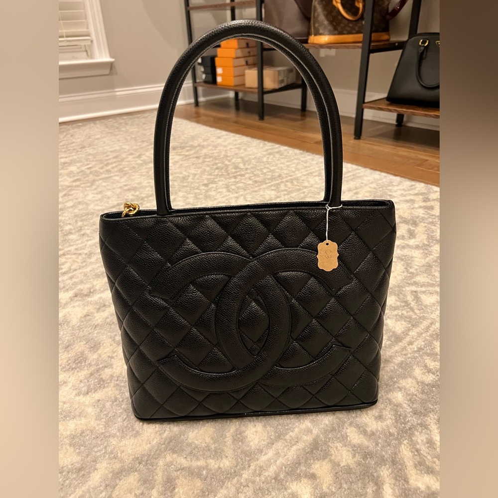 Chanel medalion